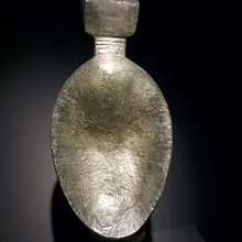 Alta scultura argentea a forma di figura su piedistallo al Louisiana Museum of Modern Art
