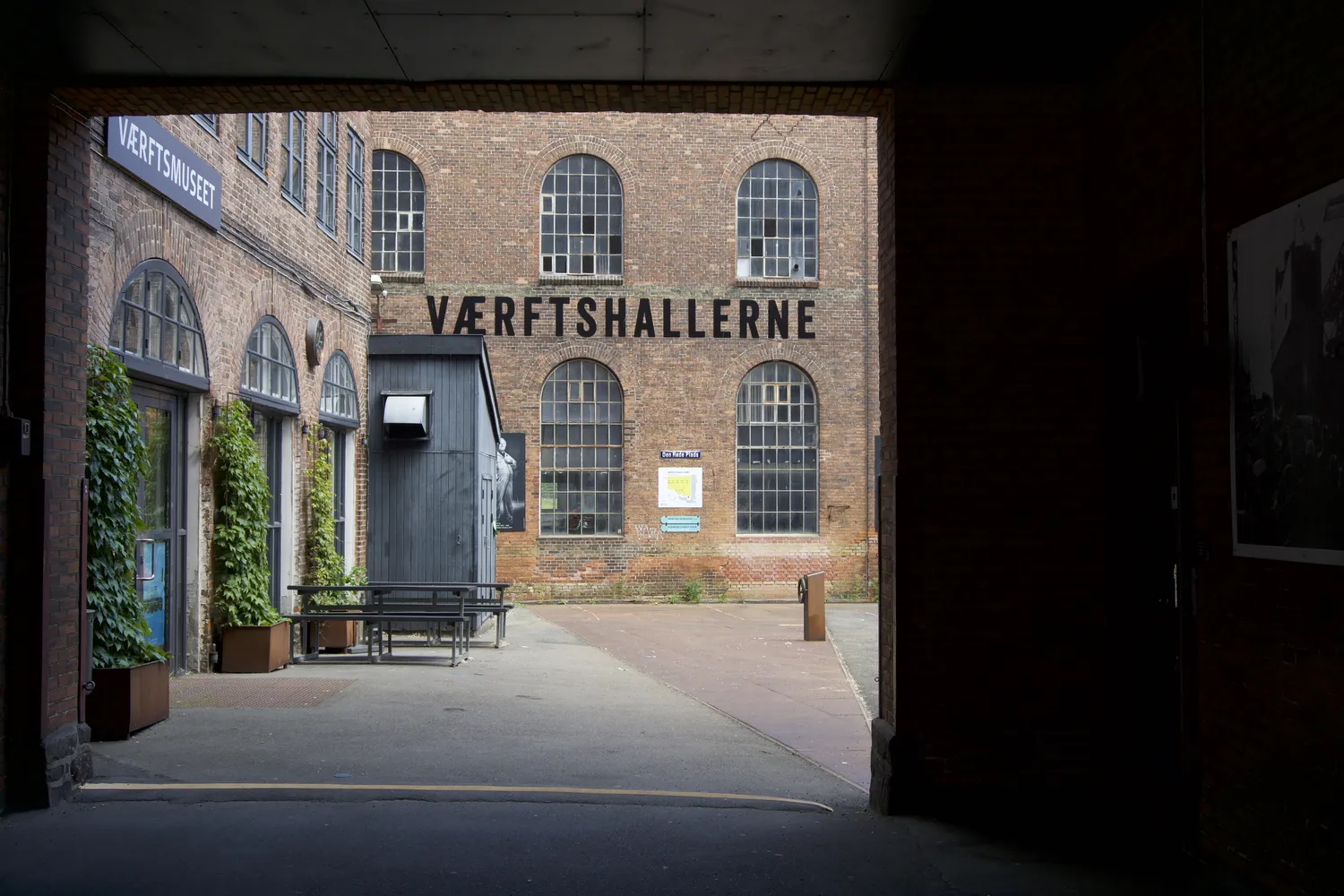Cortile in mattoni con la scritta Vaerftshallerne sull'edificio storico a Helsingør