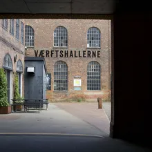 Cortile in mattoni con la scritta Vaerftshallerne sull'edificio storico a Helsingør