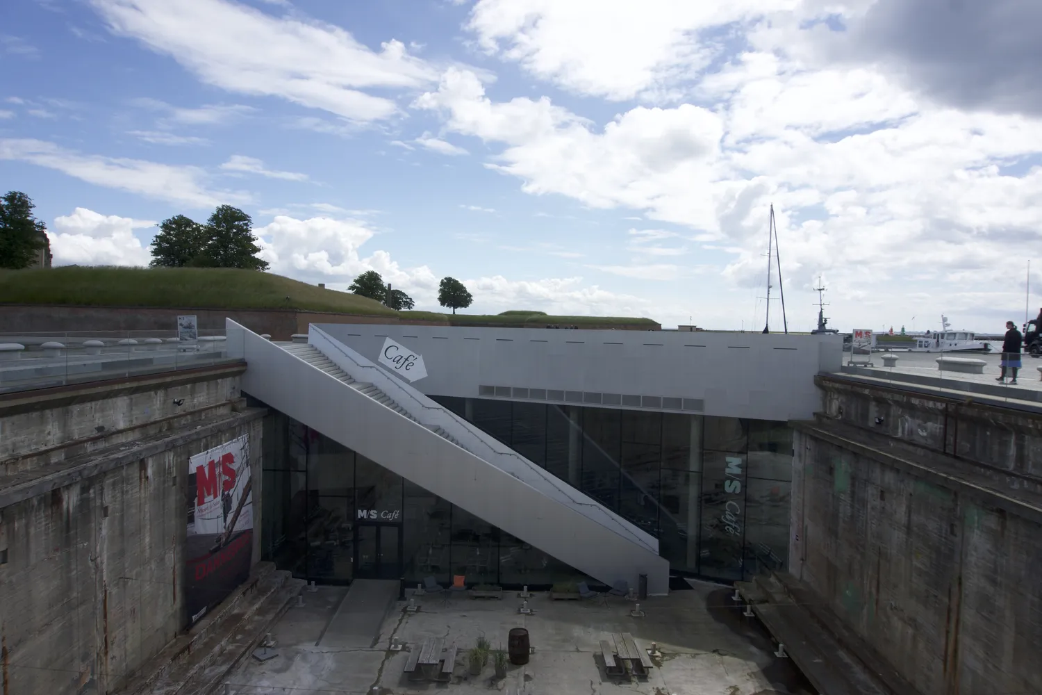 Museo moderno costruito in un bacino di carenaggio con rampa inclinata a Helsingør