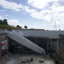 Museo moderno costruito in un bacino di carenaggio con rampa inclinata a Helsingør