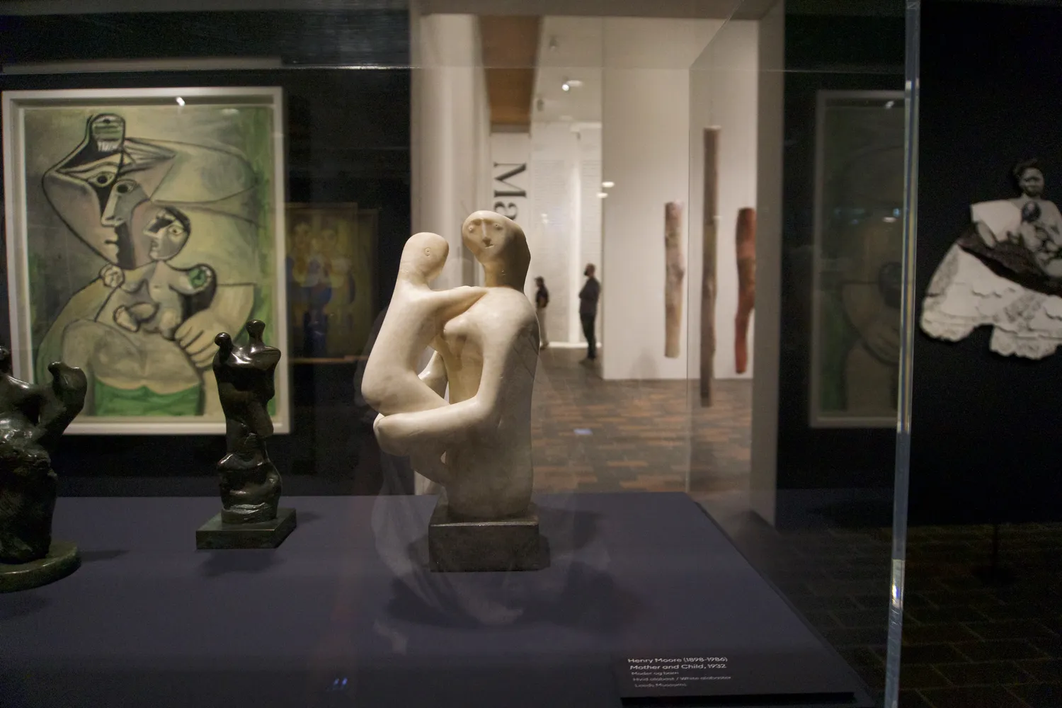 Sculture in pietra e bronzo esposte in una galleria del Louisiana Museum of Modern Art