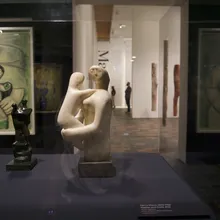 Sculture in pietra e bronzo esposte in una galleria del Louisiana Museum of Modern Art