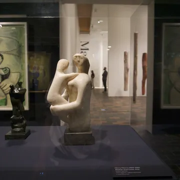 Sculture in pietra e bronzo esposte in una galleria del Louisiana Museum of Modern Art