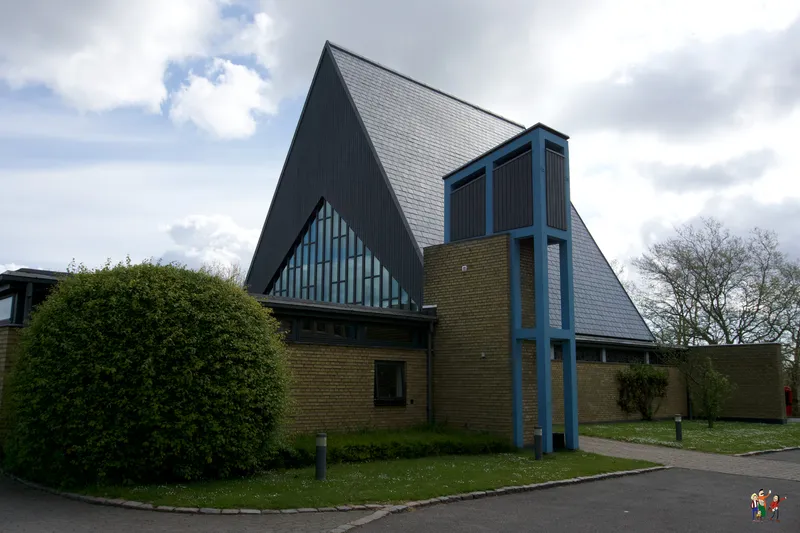 Chiesa piramidale di Holger Jensen con tetto a punta scuro e dettagli blu