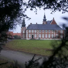 Il castello di Jægerspris in mattoni rossi con torrette tra i rami