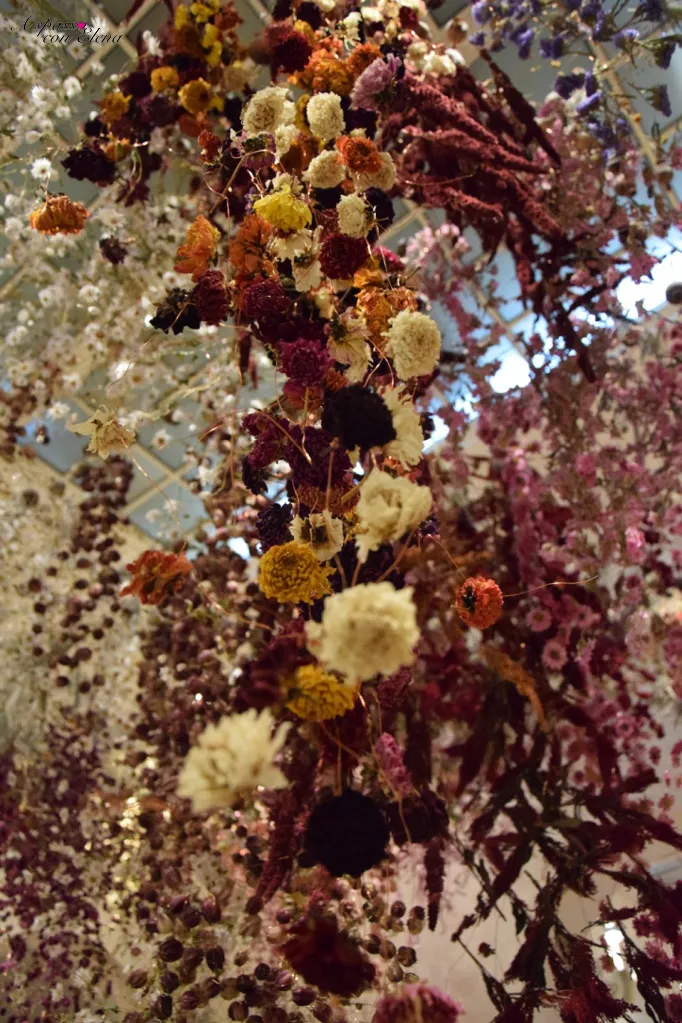 Rebecca Louise Law, Nature Morte, installazione di fiori secchi colorati sospesi al soffitto