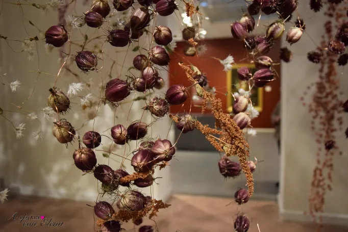 Rebecca Louise Law, Nature Morte, installazione di boccioli viola secchi appesi