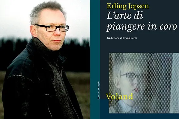 Lo scrittore Erling Jepsen accanto alla copertina di L'arte di piangere in coro