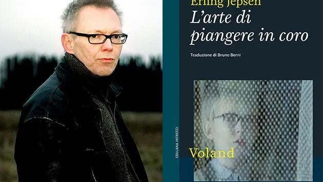 Lo scrittore Erling Jepsen accanto alla copertina di L'arte di piangere in coro