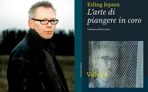 Lo scrittore Erling Jepsen accanto alla copertina di L'arte di piangere in coro