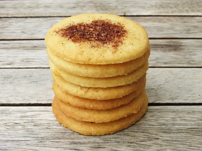 Biscotti danesi jødekage rotondi con zucchero e cannella su tavola di legno