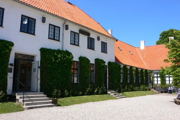 Il museo di Karen Blixen, casa bianca con tetto rosso ed edera
