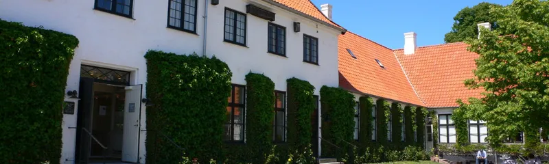 Il museo di Karen Blixen, casa bianca con tetto rosso ed edera