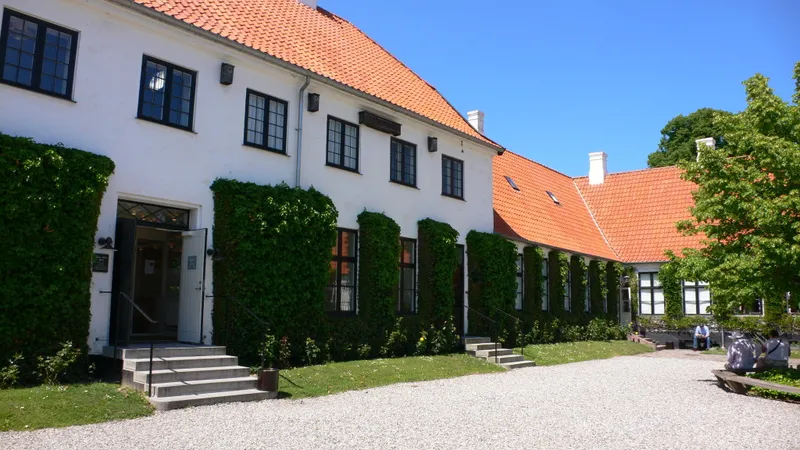 Il museo di Karen Blixen, casa bianca con tetto rosso ed edera