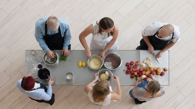 Sei persone cucinano insieme nel progetto Kitchen Collective