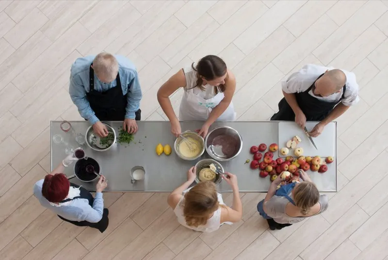 Sei persone cucinano insieme nel progetto Kitchen Collective