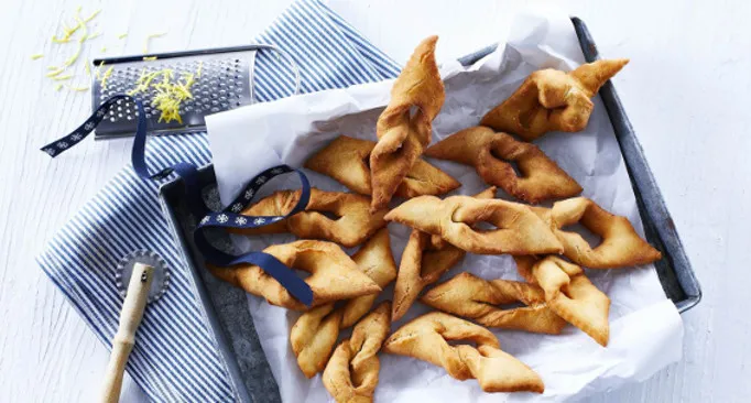 Klejne, biscotti danesi fritti, su carta in una teglia di metallo