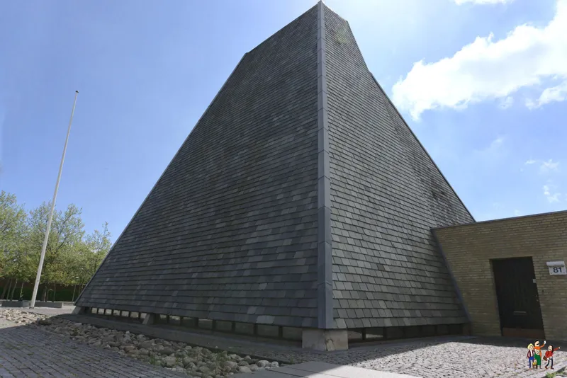 Imponente chiesa piramidale di Holger Jensen rivestita di ardesia grigia