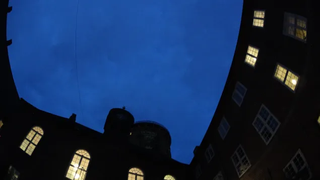 Cortile illuminato di sera durante la Notte della Cultura di Copenaghen