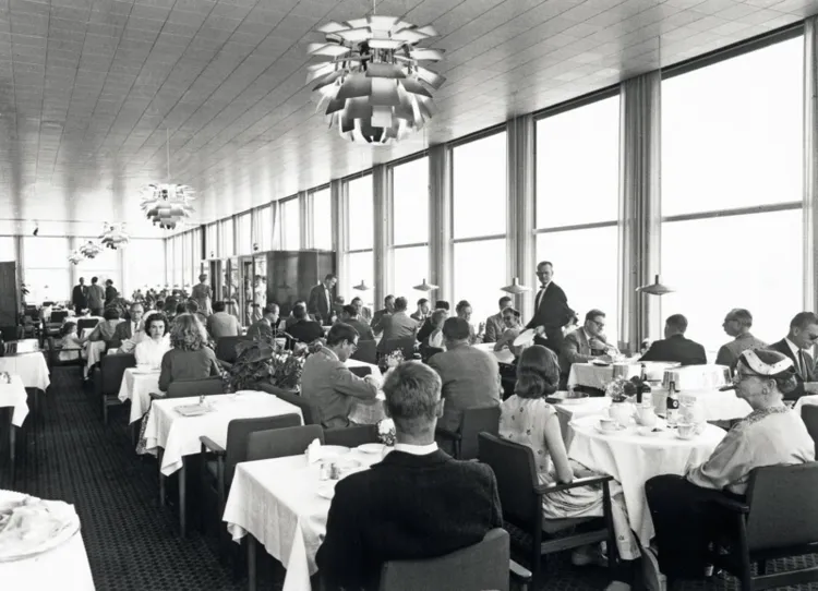 Sala da pranzo del Langelinie Pavillon con lampada di Poul Henningsen