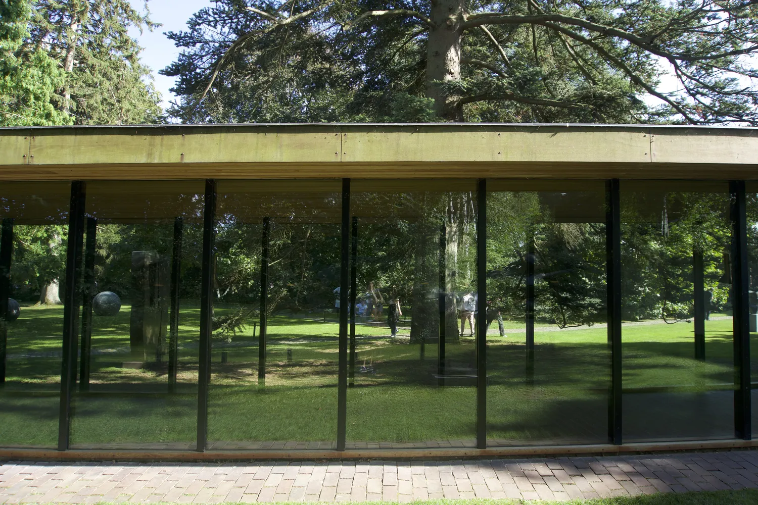Padiglione vetrato del Louisiana Museum of Modern Art immerso nel parco con alberi