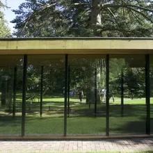 Padiglione vetrato del Louisiana Museum of Modern Art immerso nel parco con alberi