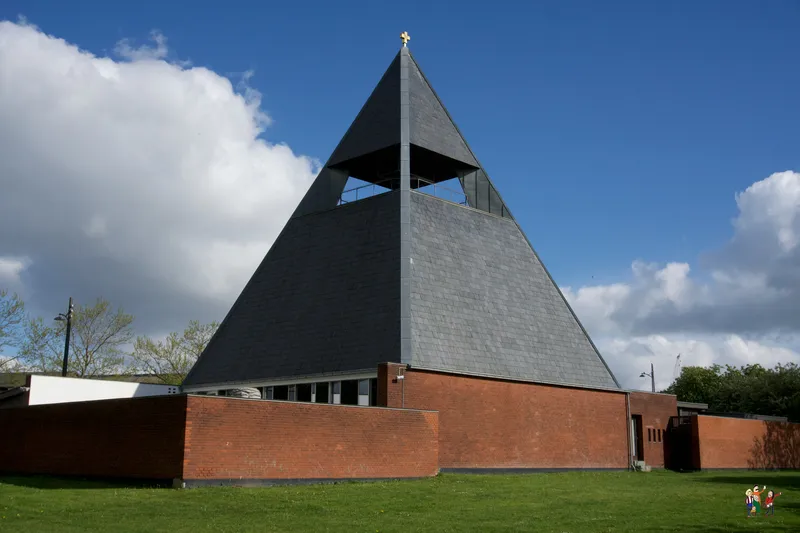 Chiesa piramidale di Holger Jensen con tetto scuro e mattoni rossi