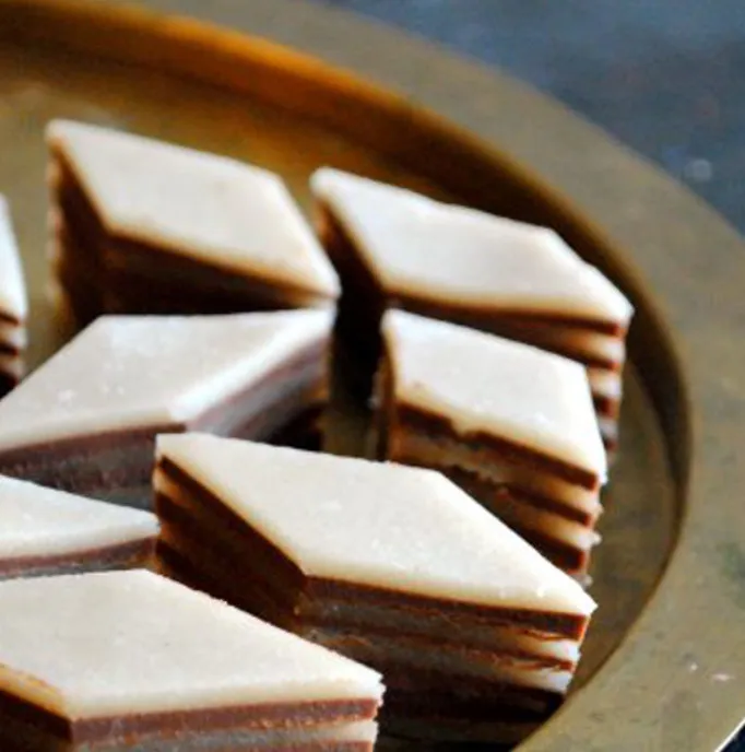 Marcipansnitte, fette di marzapane danesi a strati ricoperte di cioccolato su vassoio dorato