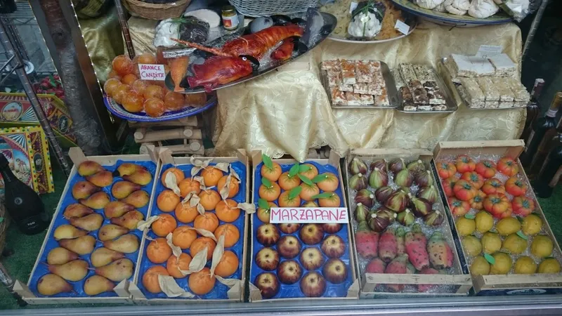 Frutta martorana di marzapane esposta in vetrina di pasticceria siciliana