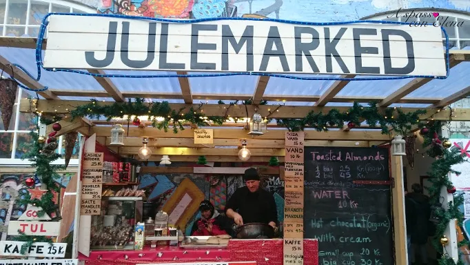 Chiosco del mercatino di Natale a Christiania con insegna Julemarked