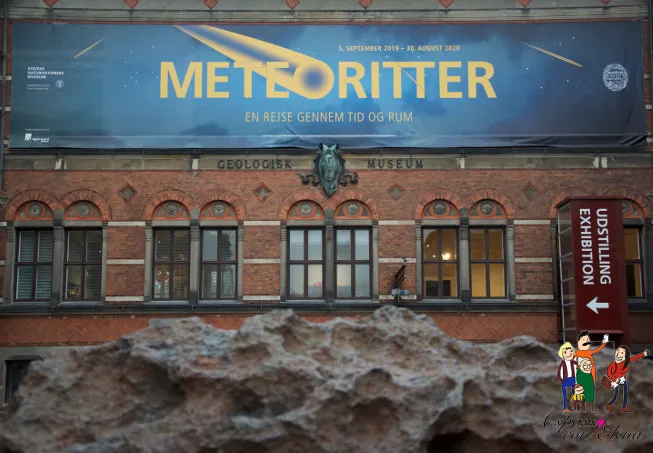 Facciata del Museo Geologico di Copenaghen con striscione Meteoritter