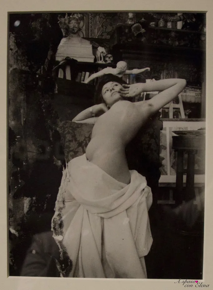 Modella che posa nello studio parigino di Alphonse Mucha, 1902