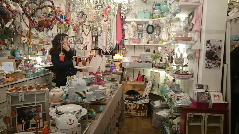 Negozio di idee regalo a Sternschanze pieno di ceramiche e decorazioni