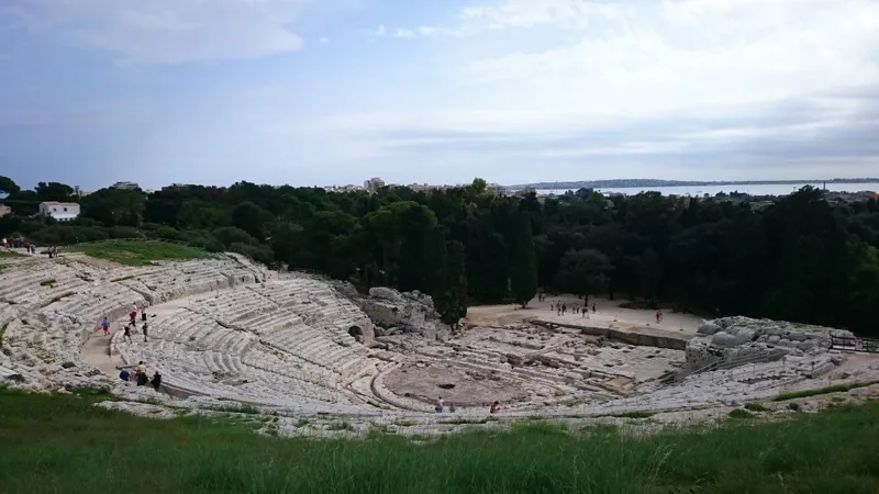 Teatro greco della Neapolis a Siracusa con gradinate scavate nella roccia