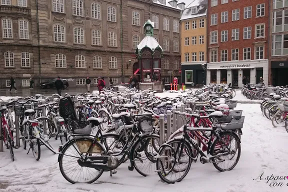 Biciclette innevate davanti alla stazione di Nørreport