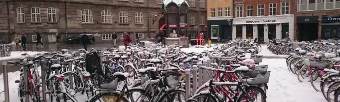 Biciclette innevate davanti alla stazione di Nørreport
