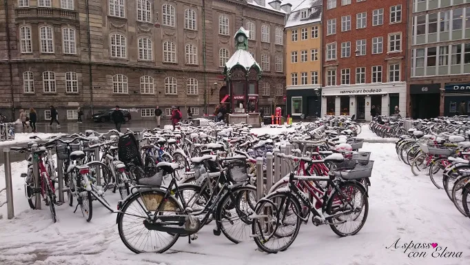 Biciclette innevate davanti alla stazione di Nørreport