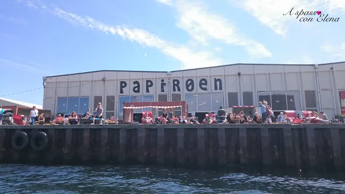 L'isola di Papirøen con persone sedute lungo la banchina