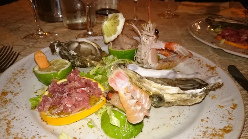 Piatto di pesce crudo gustato a Porto Empedocle