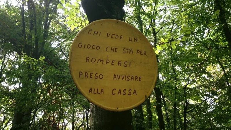 Cartello di legno tondo scritto a mano appeso a un albero al parco Ai Pioppi