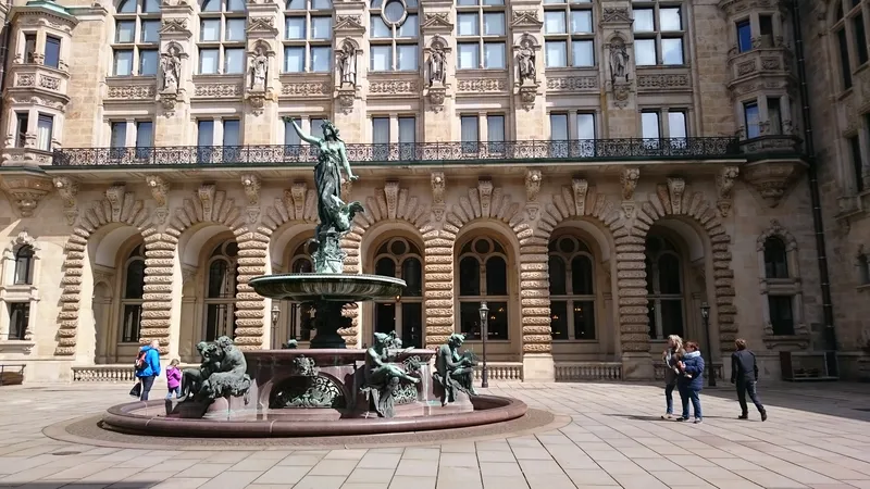 Cortile del municipio neorinascimentale di Amburgo con fontana e statua