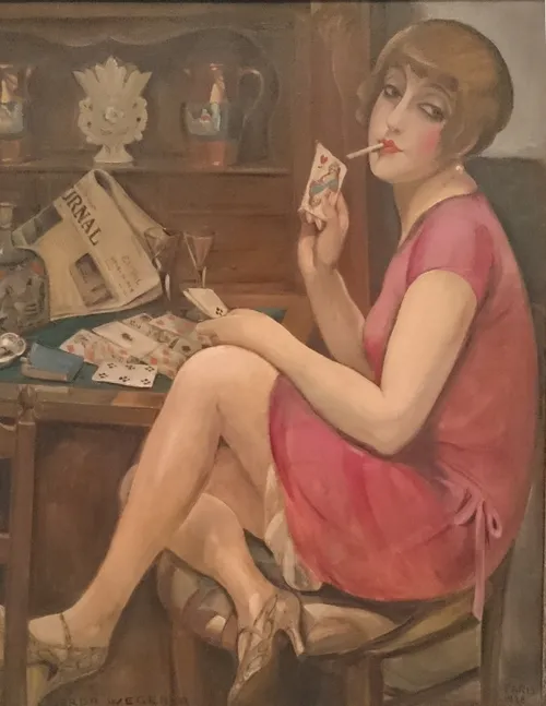 Dipinto di donna in abito rosa che gioca a carte fumando