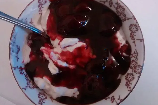 Ciotola di risalamande, budino di riso danese con salsa di ciliegie