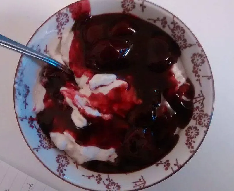 Ciotola di risalamande, budino di riso danese con salsa di ciliegie