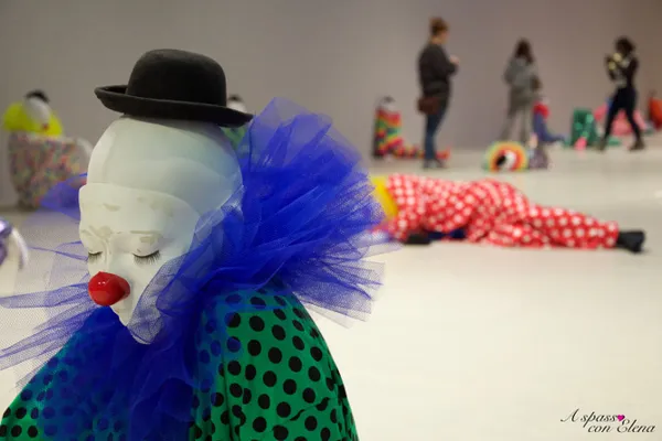 Clown iperrealistico con bombetta e gorgiera blu, Vocabulary of Solitude di Ugo Rondinone