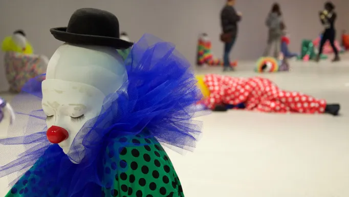 Clown iperrealistico con bombetta e gorgiera blu, Vocabulary of Solitude di Ugo Rondinone