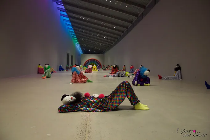 Pupazzi di clown iperrealistici dell'installazione Vocabulary of Solitude di Ugo Rondinone, museo Arken