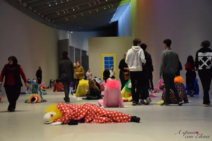 Pupazzi di clown dell'installazione Vocabulary of Solitude di Ugo Rondinone al museo Arken