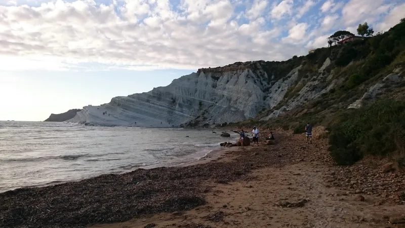 La Scala dei Turchi, bianca falesia sul mare a Realmonte
